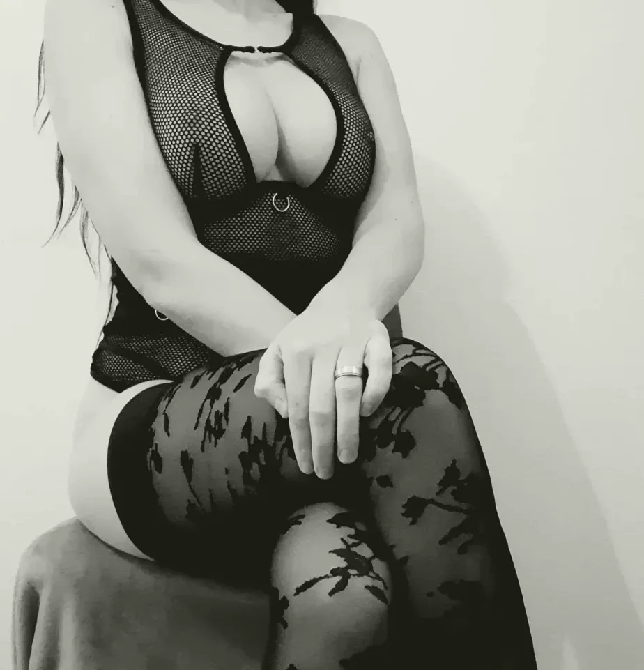 Amira, 34